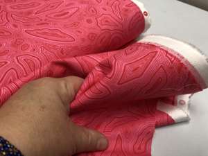 Patchwork stof - flot lidt grafisk mønster i pink